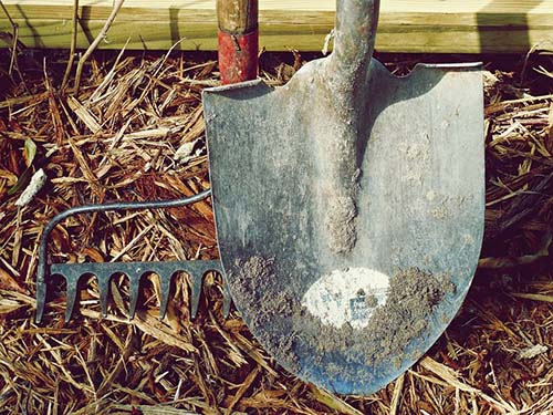 arlington-mowing-pros-rake-shovel